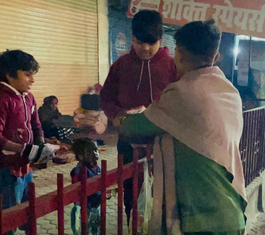 नव वर्ष पर जरूरतमंदों को बांट कबल व बच्चों में खाने की सामग्री 