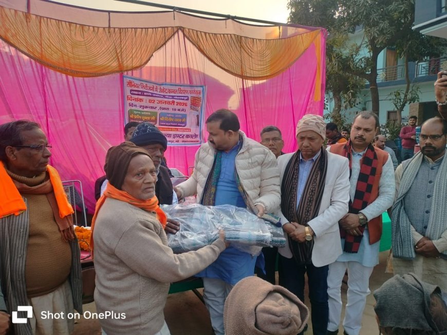 सीनियर सिटीजन  सम्मेलन में कंबल जैकेट साल का किया गया वितरण               
