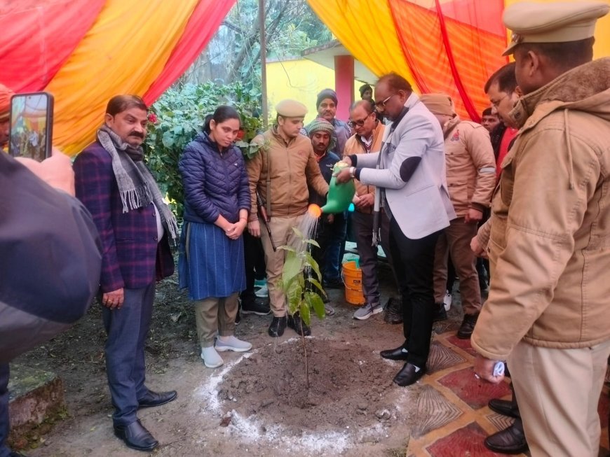 जिलाधिकारी ने अमडा उर्फ झूलनीपुर में लगाई चौपाल