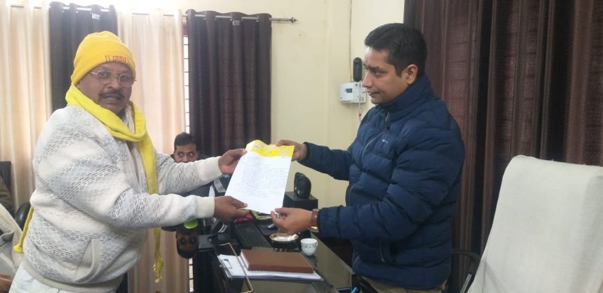 पूर्व विधायक बौद्ध ने चीनी मिल महाप्रवन्धक पिपराइच को ज्ञापन सौंप पीड़ित परिवार को 50 लाख का मुआवजा देने को कहा 