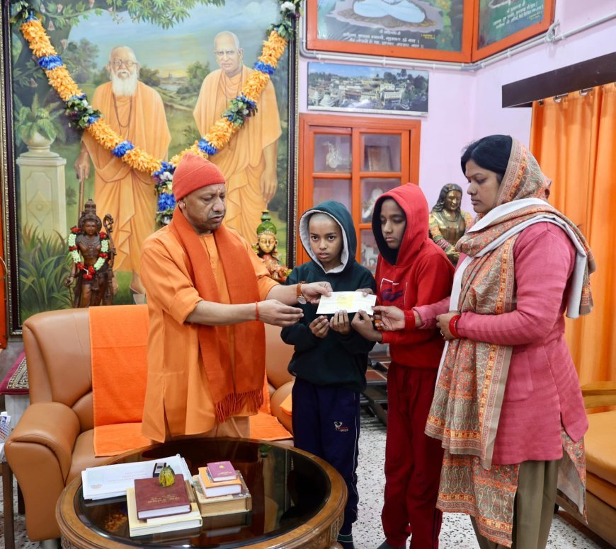 पत्रकार विवेक  के परिवार को सीएम योगी ने दिया आर्थिक संबल