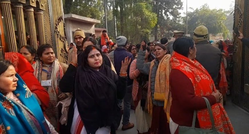 आशा बहुओं ने नगर निगम गेट पर  प्रदर्शन,पुलिस प्रशासन ने बाहर से गेट पर लगाया ताला