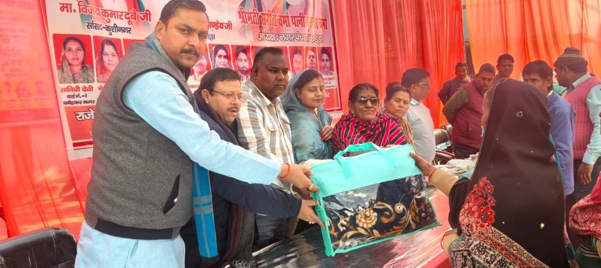 नगर पंचायत खड्डा के वार्ड नं 5 और 11 में जरूरतमंदों को बांटे गए कम्बल