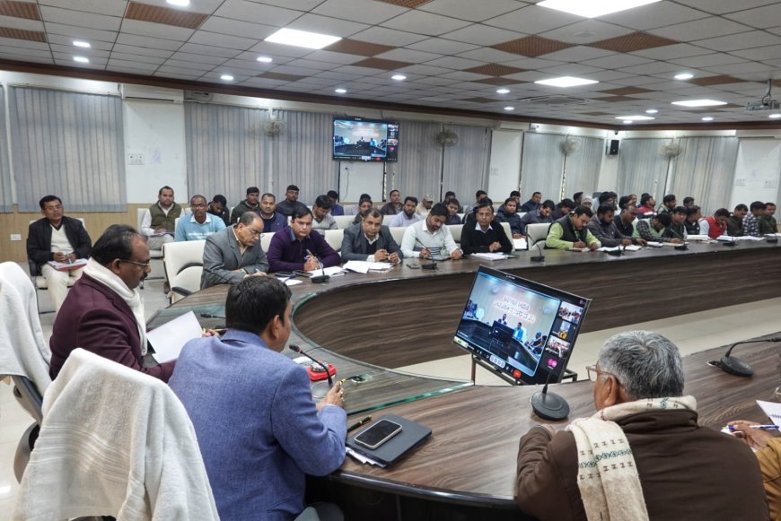 जिलाधिकारी संतोष कुमार शर्मा की अध्यक्षता में कलेक्ट्रेट सभागार में की गयी बैठक