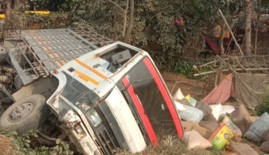मझौलीराज में मक्का लदी ट्रक पलटी, चालक घायल