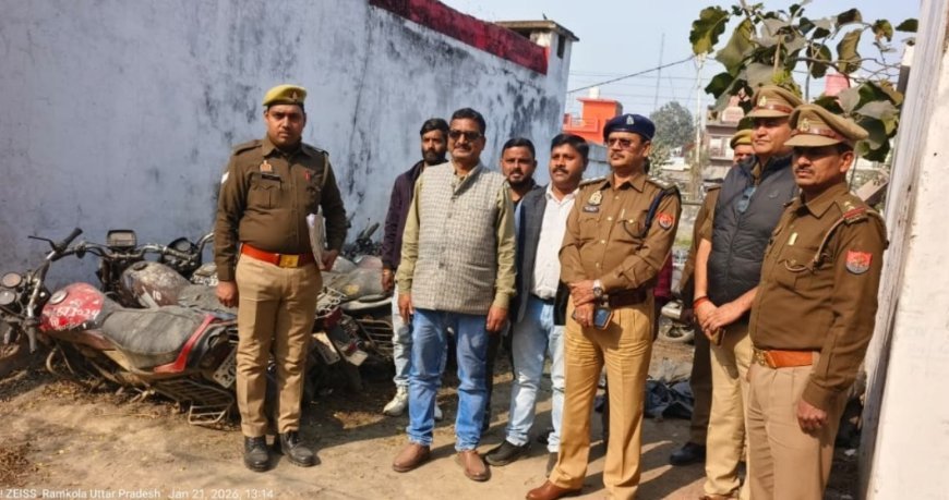 रामकोला में 61 सीज और लावारिस वाहनों की नीलामी: पुलिस के 'ऑपरेशन क्लीन' से ₹5.28 लाख की आय हुई