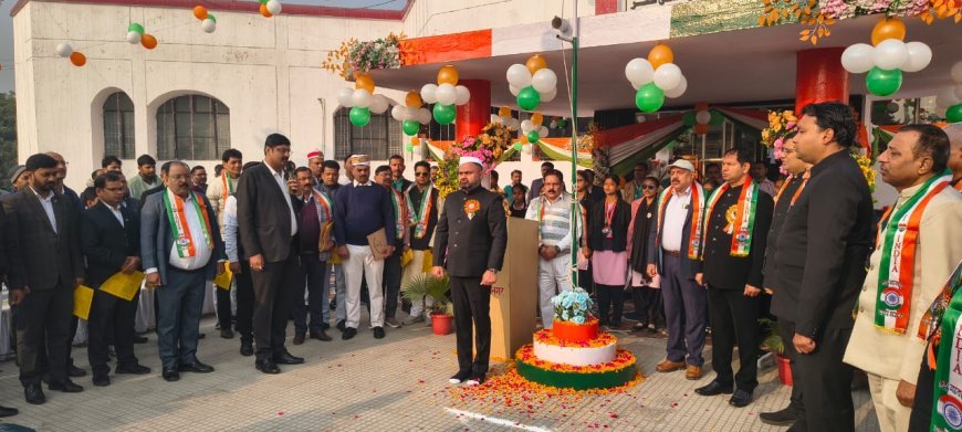 कलेक्ट्रेट परिसर में गरिमामय वातावरण में मनाया गया गणतंत्र दिवस, जिलाधिकारी ने फहराया राष्ट्रीय तिरंगा