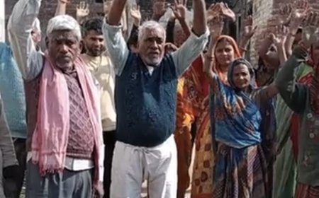 कुशीनगर में जर्जर रास्ते से परेशान ग्रामीणों ने किया प्रदर्शन:पालिका चेयरमैन ने जल्द निर्माण का दिया आश्वासन