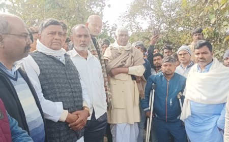 कुकुर घाटी चौराहे पर ग्रामीणों ने शव रखकर किया धरना प्रदर्शन