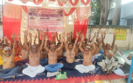 कुशीनगर में  5 दिनों से सचिव के खिलाफ अनिश्चित कालीन आमरण अनशन पर