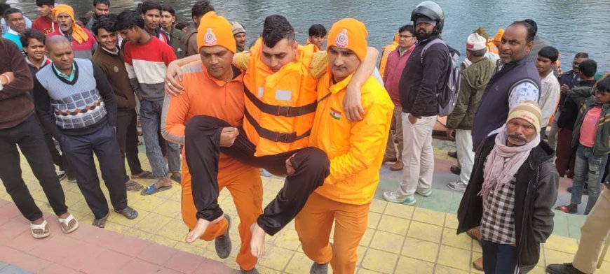 हेतिमपुर कुशीनगर में एनडीआरफ की टीम ने किया मोबलाइजेशन  ड्रिल ग्रामीणों को दिए बचाव के उपाय