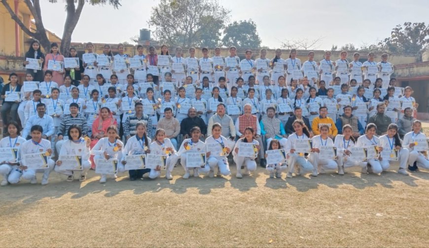 आयोजन समिति ने धावक धाविकाओं को मेडल देकर किया सम्मानित