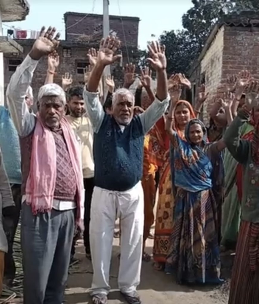 कुशीनगर में जर्जर रास्ते से परेशान ग्रामीणों ने किया प्रदर्शन:पालिका चेयरमैन ने जल्द निर्माण का दिया आश्वासन