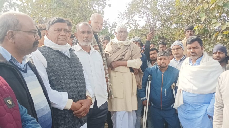 कुकुर घाटी चौराहे पर ग्रामीणों ने शव रखकर किया धरना प्रदर्शन