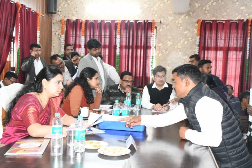 सम्पूर्ण समाधान दिवस में जिलाधिकारी ने सुनीं जनसमस्याएं