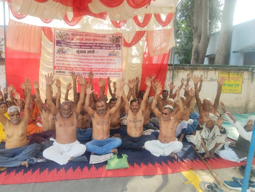 कुशीनगर में  5 दिनों से सचिव के खिलाफ अनिश्चित कालीन आमरण अनशन पर