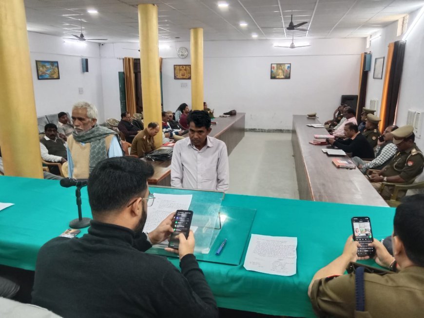 तहसील दिवस में मोबाइल पर व्यस्त दिखे पडरौना अधिकारी