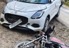 टायर फटने से अनियंत्रित कार ने बाइक को मारी टक्कर, युवक गंभीर घायल