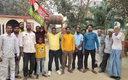 गैस सिलेंडर के दाम बढ़ने पर सपा कार्यकर्ताओं का प्रदर्शन