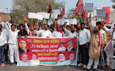 गैस किल्लत और महंगाई के विरोध में सपाइयों का प्रदर्शन, सरकार के खिलाफ की नारेबाजी