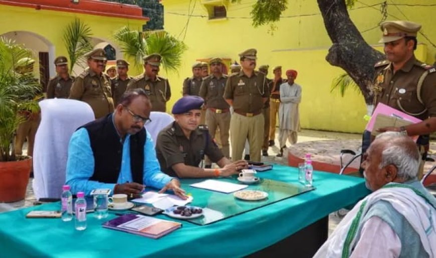 महराजगंज समाधान दिवस में डीएमऔर एसपी ने सुनीं जन शिकायतें, त्वरित निस्तारण के दिए निर्देश