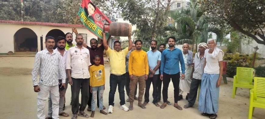 गैस सिलेंडर के दाम बढ़ने पर सपा कार्यकर्ताओं का प्रदर्शन