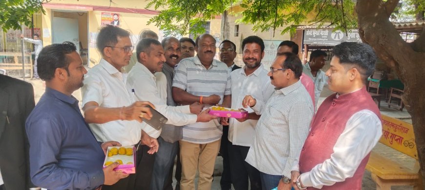 पत्रकार रविंद्र तिवारी के पुत्र विनय बने असिस्टेंट कमिश्नर, कुशीनगर जिले का बढ़ाया मान