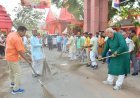 स्वच्छता अभियान में जुटे जनप्रतिनिधि, मंदिर परिसर में की गई सफाई