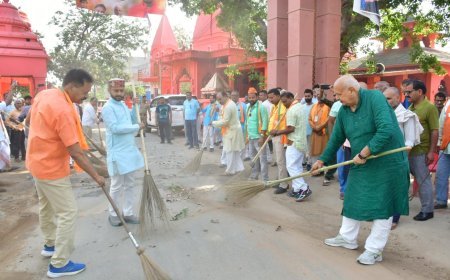 स्वच्छता अभियान में जुटे जनप्रतिनिधि, मंदिर परिसर में की गई सफाई