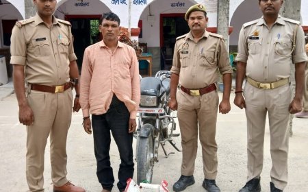 चोरी की बाइक व 40 पाउच अवैध शराब के साथ अंतर्राज्यीय तस्कर गिरफ्तार, फर्जी नंबर प्लेट बरामद