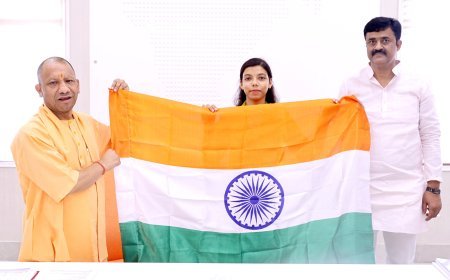 मुख्यमंत्री योगी आदित्यनाथ से मिलीं एवरेस्ट बेस कैंप साइकिल यात्री दिव्या सिंह, मिला आशीर्वाद