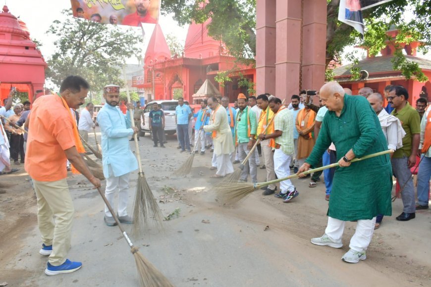 स्वच्छता अभियान में जुटे जनप्रतिनिधि, मंदिर परिसर में की गई सफाई