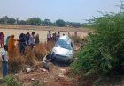 अनियंत्रित कार सड़क किनारे खंदक में पलटी, बाल-बाल बचे लोग,