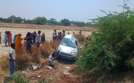 अनियंत्रित कार सड़क किनारे खंदक में पलटी, बाल-बाल बचे लोग,