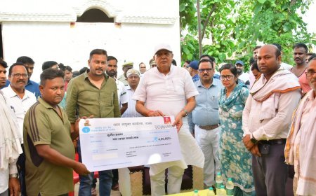 आकाशीय बिजली से मृतक के परिजनों को मंत्री सूर्य प्रताप शाही ने सौंपा सहायता राशि का चेक