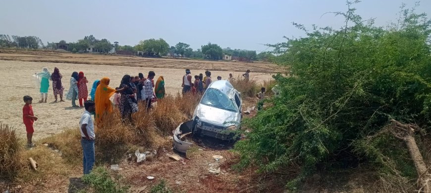 अनियंत्रित कार सड़क किनारे खंदक में पलटी, बाल-बाल बचे लोग,