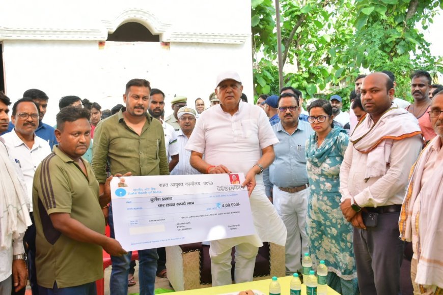 आकाशीय बिजली से मृतक के परिजनों को मंत्री सूर्य प्रताप शाही ने सौंपा सहायता राशि का चेक