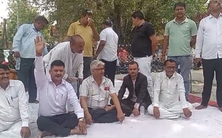 लखनऊ लाठीचार्ज के विरोध में अधिवक्ताओं का धरना जारी  