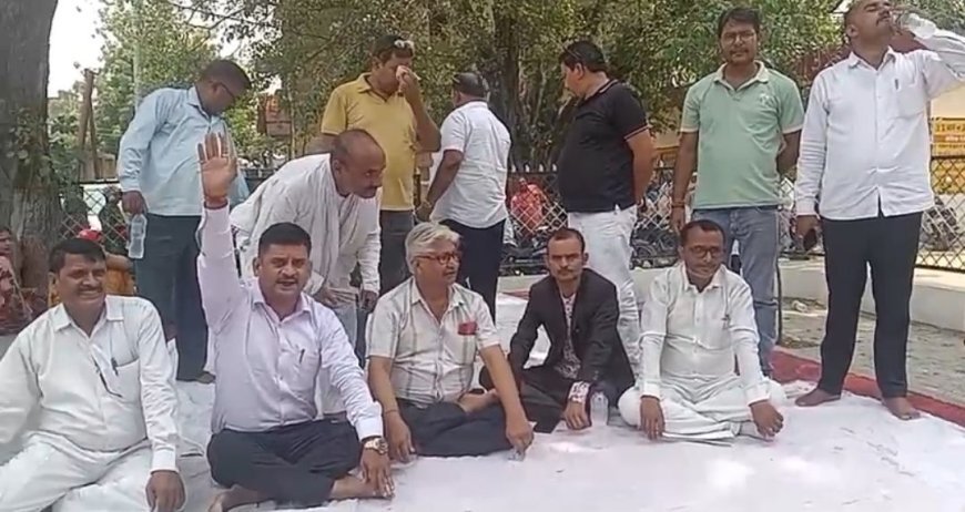 लखनऊ लाठीचार्ज के विरोध में अधिवक्ताओं का धरना जारी  