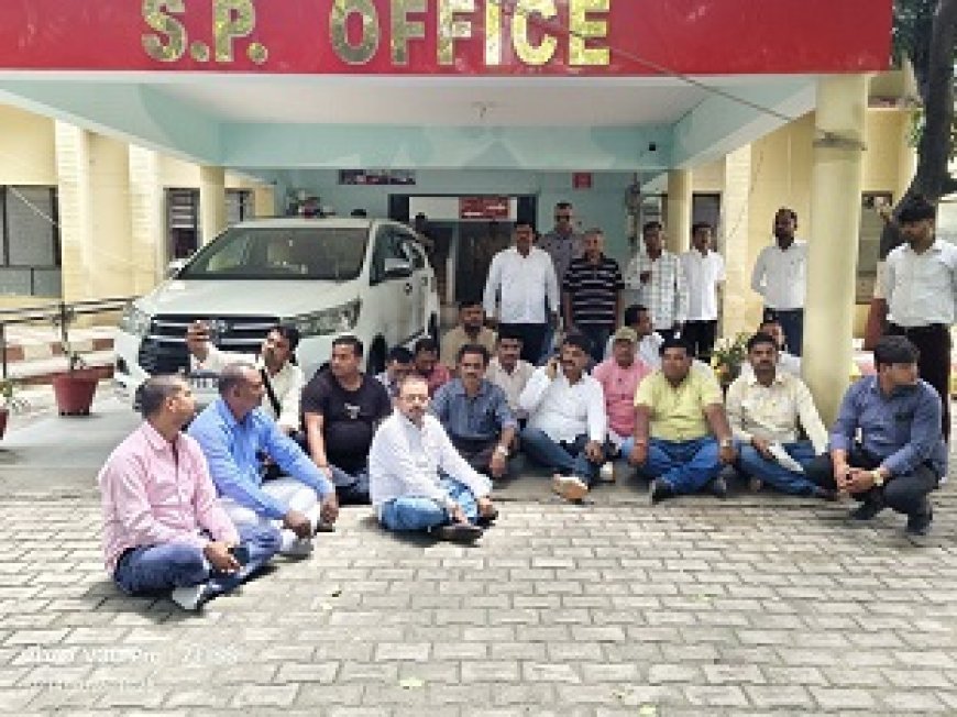 योगीराज में लोकतंत्र के चौथे स्तंभ पर महराजगंज पुलिस का हमला