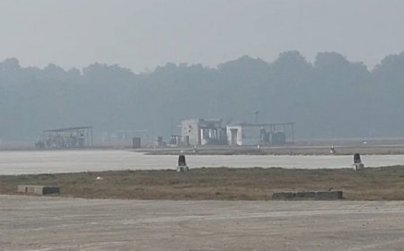 गोरखपुर एयरपोर्ट पर टला बड़ा हादसा, रनवे से  टकराया इंडिगो विमान का पिछला हिस्सा