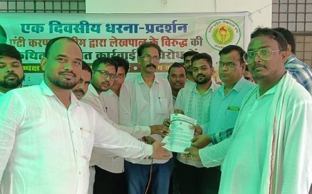 अयोध्या में लेखपाल की गिरफ्तारी पर गोरखपुर में गरजा विरोध, बोले कर्मचारी—‘साजिश के तहत फंसाया गया’