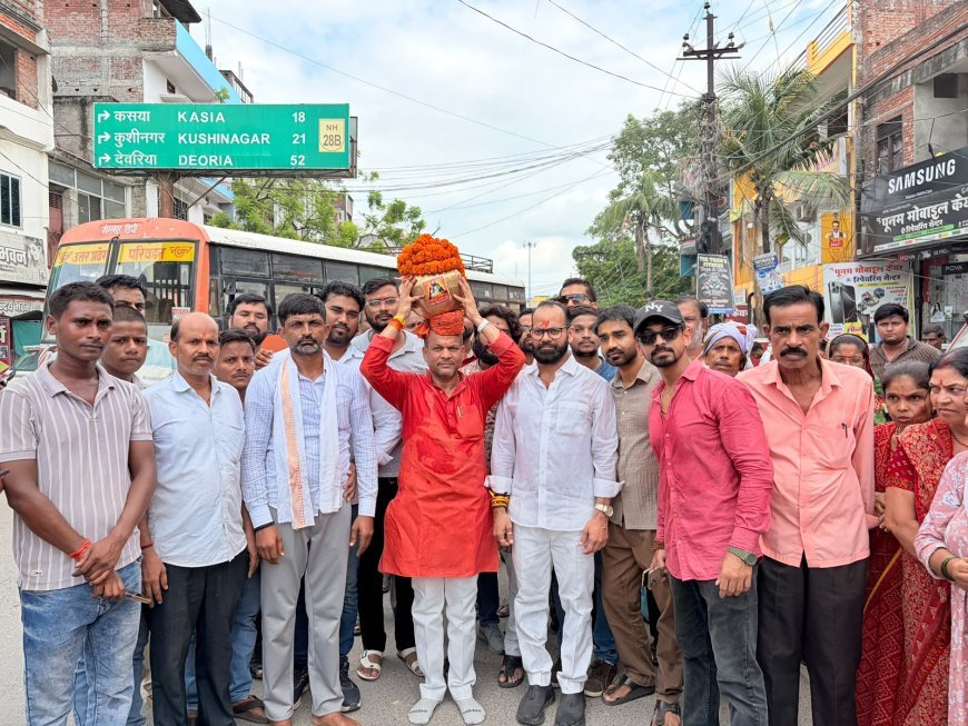कलश यात्रा का पडरौना नगर में पहुंचने पर श्रद्धा और उत्साह के साथ स्वागत