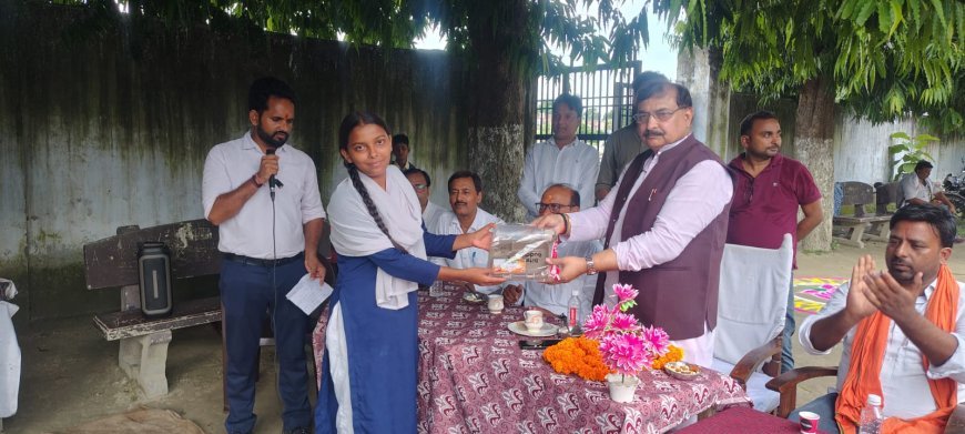 विकसित भारत 2047 कार्यक्रम में विधायक डॉ. असीम कुमार ने विद्यार्थियों का बढ़ाया मनोबल, स्मार्ट क्लास देने का किया वादा