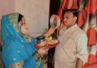 अलीगढ़: पति की लंबी उम्र के लिए रूबी आसिफ खान ने रखा करवा चौथ का व्रत, धार्मिक सौहार्द की पेश की मिसाल