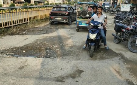 फाजिलनगर में NH 28,पर अधूरी सड़क बनी मुसीबत,वर्षों से लापरवाही का खामियाजा भुगत रही जनता!”