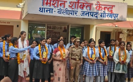मिशन शक्ति अभियान थानाध्यक्ष बेलीपार द्वारा  मेधावी छात्राओं और महिलाओं को किया सम्मानित