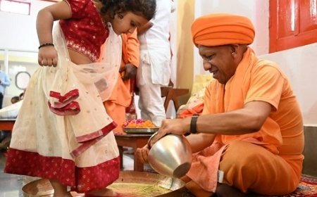 सीएम योगी ने मातृ शक्ति की आराधना कर बेटियों के पांव पखारे
