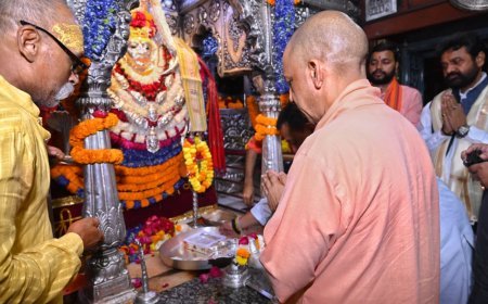 बाबा काल भैरव और काशी विश्वनाथ के दरबार में पहुंचे मुख्यमंत्री योगी आदित्यनाथ, प्रदेश की खुशहाली के लिए की प्रार्थना