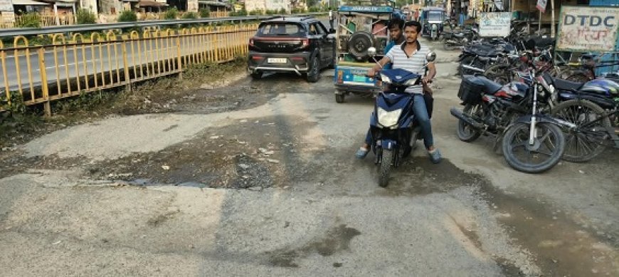 फाजिलनगर में NH 28,पर अधूरी सड़क बनी मुसीबत,वर्षों से लापरवाही का खामियाजा भुगत रही जनता!”